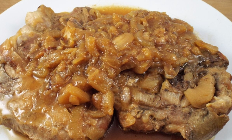 braised pork and apples