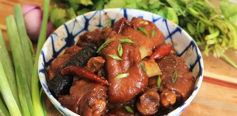 braised pork knuckle with mushroom