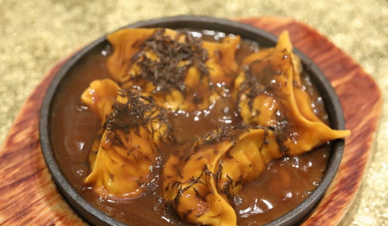 braised pork knuckle with sea cucumber