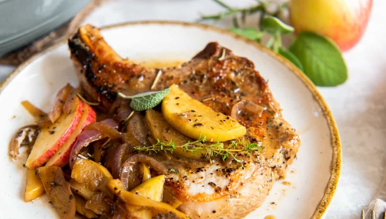 braised pork with apples and onions