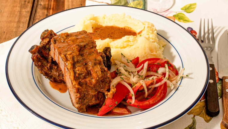 chinese braised pork ribs with potatoes