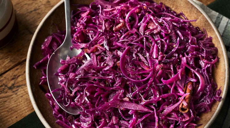 braised pork with cabbage and apples
